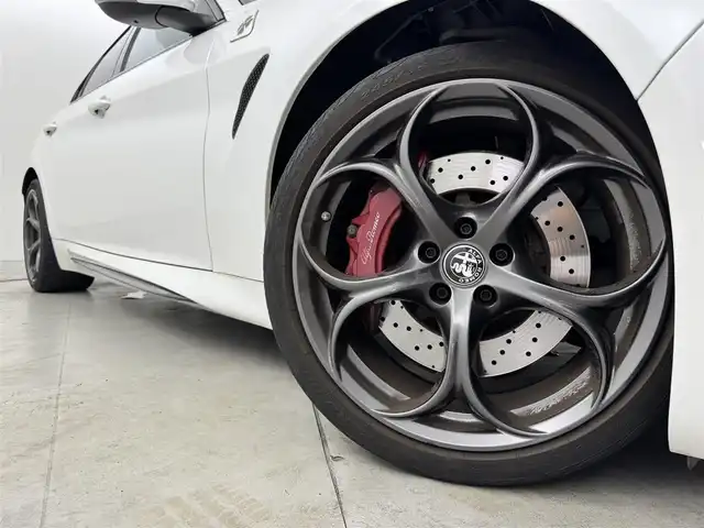 アルファロメオ ジュリア クアドリフォリオ 福岡県 2018(平30)年 1.6万km 白 純正８．８型ディスプレイオーディオ　/バックカメラ　/ハーマンカードン　/追従クルーズコントロール　/コーナーセンサー　/衝突軽減ブレーキ　/レーンキープ　/アクセル踏み間違い防止　/ブラインドスポットモニター　/パドルシフト　/純正１９インチＡＷ/ＬＥＤヘッドライト