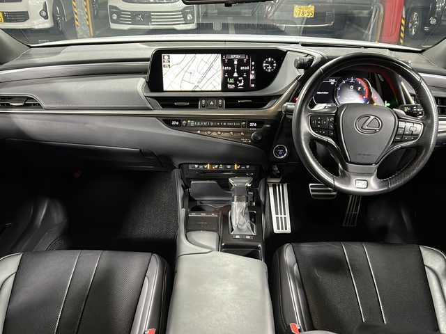 レクサス ＥＳ 300h Fスポーツ 広島県 2019(令1)年 7.6万km ホワイトノーヴァガラスフレーク 禁煙/黒革シート/レクサスセーフティ/・プリクラッシュセーフティ/・レーンディパーチャーアラート/・レーントレーシングアシスト/・オートマチックハイビーム/・先行車発進告知/・ロードサインアシスト/BSM/クリアランスソナー/ヘッドアップディスプレイ/サンルーフ/デジタルインナーミラー/純正ナビ/・フルセグ/CD/DVD/Blu-ray/BT/・USB/AUX/SD/サウンドトラック/バックカメラ/革巻きステアリング/ステアリングスイッチ/ステアリングヒーター/オートライト/シートヒーター／ベンチレーション/純正ドライブレコーダー/ＥＴＣ２．０/３眼ＬＥＤヘッドライト/シーケンシャルターンランプ/パワーシート/シートメモリー/純正フロアマット/ナンバーフレーム/純正ドアバイザー/カードキー/純正19インチアルミホイール