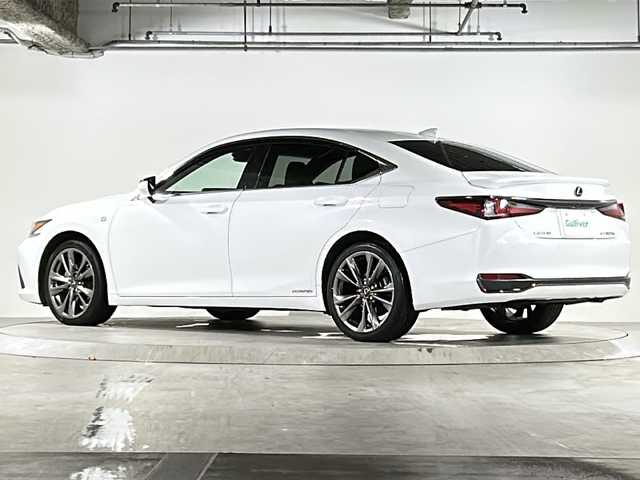 レクサス ＥＳ 300h Fスポーツ 広島県 2019(令1)年 7.6万km ホワイトノーヴァガラスフレーク 禁煙/黒革シート/レクサスセーフティ/・プリクラッシュセーフティ/・レーンディパーチャーアラート/・レーントレーシングアシスト/・オートマチックハイビーム/・先行車発進告知/・ロードサインアシスト/BSM/クリアランスソナー/ヘッドアップディスプレイ/サンルーフ/デジタルインナーミラー/純正ナビ/・フルセグ/CD/DVD/Blu-ray/BT/・USB/AUX/SD/サウンドトラック/バックカメラ/革巻きステアリング/ステアリングスイッチ/ステアリングヒーター/オートライト/シートヒーター／ベンチレーション/純正ドライブレコーダー/ＥＴＣ２．０/３眼ＬＥＤヘッドライト/シーケンシャルターンランプ/パワーシート/シートメモリー/純正フロアマット/ナンバーフレーム/純正ドアバイザー/カードキー/純正19インチアルミホイール
