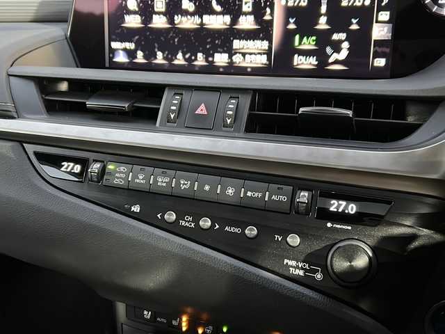 レクサス ＥＳ 300h Fスポーツ 広島県 2019(令1)年 7.6万km ホワイトノーヴァガラスフレーク 禁煙/黒革シート/レクサスセーフティ/・プリクラッシュセーフティ/・レーンディパーチャーアラート/・レーントレーシングアシスト/・オートマチックハイビーム/・先行車発進告知/・ロードサインアシスト/BSM/クリアランスソナー/ヘッドアップディスプレイ/サンルーフ/デジタルインナーミラー/純正ナビ/・フルセグ/CD/DVD/Blu-ray/BT/・USB/AUX/SD/サウンドトラック/バックカメラ/革巻きステアリング/ステアリングスイッチ/ステアリングヒーター/オートライト/シートヒーター／ベンチレーション/純正ドライブレコーダー/ＥＴＣ２．０/３眼ＬＥＤヘッドライト/シーケンシャルターンランプ/パワーシート/シートメモリー/純正フロアマット/ナンバーフレーム/純正ドアバイザー/カードキー/純正19インチアルミホイール