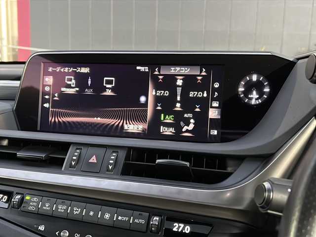 レクサス ＥＳ 300h Fスポーツ 広島県 2019(令1)年 7.6万km ホワイトノーヴァガラスフレーク 禁煙/黒革シート/レクサスセーフティ/・プリクラッシュセーフティ/・レーンディパーチャーアラート/・レーントレーシングアシスト/・オートマチックハイビーム/・先行車発進告知/・ロードサインアシスト/BSM/クリアランスソナー/ヘッドアップディスプレイ/サンルーフ/デジタルインナーミラー/純正ナビ/・フルセグ/CD/DVD/Blu-ray/BT/・USB/AUX/SD/サウンドトラック/バックカメラ/革巻きステアリング/ステアリングスイッチ/ステアリングヒーター/オートライト/シートヒーター／ベンチレーション/純正ドライブレコーダー/ＥＴＣ２．０/３眼ＬＥＤヘッドライト/シーケンシャルターンランプ/パワーシート/シートメモリー/純正フロアマット/ナンバーフレーム/純正ドアバイザー/カードキー/純正19インチアルミホイール