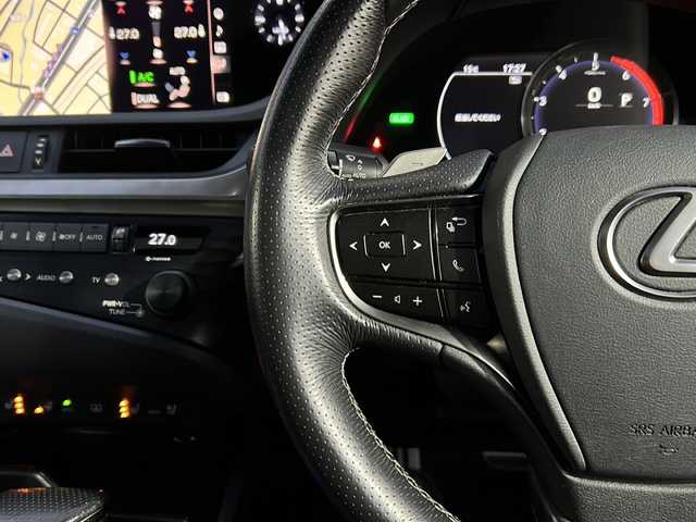 レクサス ＥＳ 300h Fスポーツ 広島県 2019(令1)年 7.6万km ホワイトノーヴァガラスフレーク 禁煙/黒革シート/レクサスセーフティ/・プリクラッシュセーフティ/・レーンディパーチャーアラート/・レーントレーシングアシスト/・オートマチックハイビーム/・先行車発進告知/・ロードサインアシスト/BSM/クリアランスソナー/ヘッドアップディスプレイ/サンルーフ/デジタルインナーミラー/純正ナビ/・フルセグ/CD/DVD/Blu-ray/BT/・USB/AUX/SD/サウンドトラック/バックカメラ/革巻きステアリング/ステアリングスイッチ/ステアリングヒーター/オートライト/シートヒーター／ベンチレーション/純正ドライブレコーダー/ＥＴＣ２．０/３眼ＬＥＤヘッドライト/シーケンシャルターンランプ/パワーシート/シートメモリー/純正フロアマット/ナンバーフレーム/純正ドアバイザー/カードキー/純正19インチアルミホイール