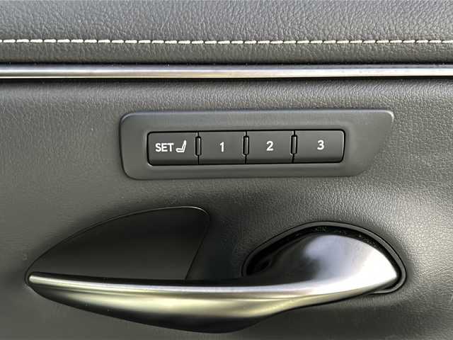 レクサス ＥＳ 300h Fスポーツ 広島県 2019(令1)年 7.6万km ホワイトノーヴァガラスフレーク 禁煙/黒革シート/レクサスセーフティ/・プリクラッシュセーフティ/・レーンディパーチャーアラート/・レーントレーシングアシスト/・オートマチックハイビーム/・先行車発進告知/・ロードサインアシスト/BSM/クリアランスソナー/ヘッドアップディスプレイ/サンルーフ/デジタルインナーミラー/純正ナビ/・フルセグ/CD/DVD/Blu-ray/BT/・USB/AUX/SD/サウンドトラック/バックカメラ/革巻きステアリング/ステアリングスイッチ/ステアリングヒーター/オートライト/シートヒーター／ベンチレーション/純正ドライブレコーダー/ＥＴＣ２．０/３眼ＬＥＤヘッドライト/シーケンシャルターンランプ/パワーシート/シートメモリー/純正フロアマット/ナンバーフレーム/純正ドアバイザー/カードキー/純正19インチアルミホイール