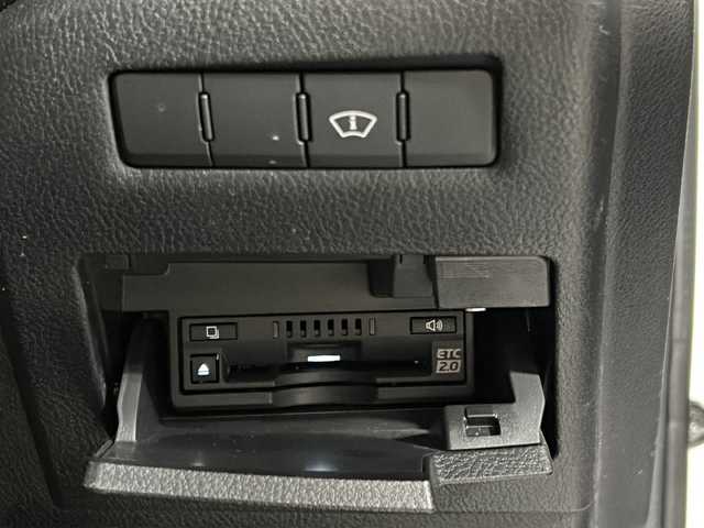 レクサス ＥＳ 300h Fスポーツ 広島県 2019(令1)年 7.6万km ホワイトノーヴァガラスフレーク 禁煙/黒革シート/レクサスセーフティ/・プリクラッシュセーフティ/・レーンディパーチャーアラート/・レーントレーシングアシスト/・オートマチックハイビーム/・先行車発進告知/・ロードサインアシスト/BSM/クリアランスソナー/ヘッドアップディスプレイ/サンルーフ/デジタルインナーミラー/純正ナビ/・フルセグ/CD/DVD/Blu-ray/BT/・USB/AUX/SD/サウンドトラック/バックカメラ/革巻きステアリング/ステアリングスイッチ/ステアリングヒーター/オートライト/シートヒーター／ベンチレーション/純正ドライブレコーダー/ＥＴＣ２．０/３眼ＬＥＤヘッドライト/シーケンシャルターンランプ/パワーシート/シートメモリー/純正フロアマット/ナンバーフレーム/純正ドアバイザー/カードキー/純正19インチアルミホイール