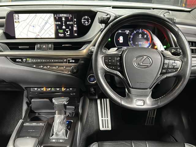 レクサス ＥＳ 300h Fスポーツ 広島県 2019(令1)年 7.6万km ホワイトノーヴァガラスフレーク 禁煙/黒革シート/レクサスセーフティ/・プリクラッシュセーフティ/・レーンディパーチャーアラート/・レーントレーシングアシスト/・オートマチックハイビーム/・先行車発進告知/・ロードサインアシスト/BSM/クリアランスソナー/ヘッドアップディスプレイ/サンルーフ/デジタルインナーミラー/純正ナビ/・フルセグ/CD/DVD/Blu-ray/BT/・USB/AUX/SD/サウンドトラック/バックカメラ/革巻きステアリング/ステアリングスイッチ/ステアリングヒーター/オートライト/シートヒーター／ベンチレーション/純正ドライブレコーダー/ＥＴＣ２．０/３眼ＬＥＤヘッドライト/シーケンシャルターンランプ/パワーシート/シートメモリー/純正フロアマット/ナンバーフレーム/純正ドアバイザー/カードキー/純正19インチアルミホイール