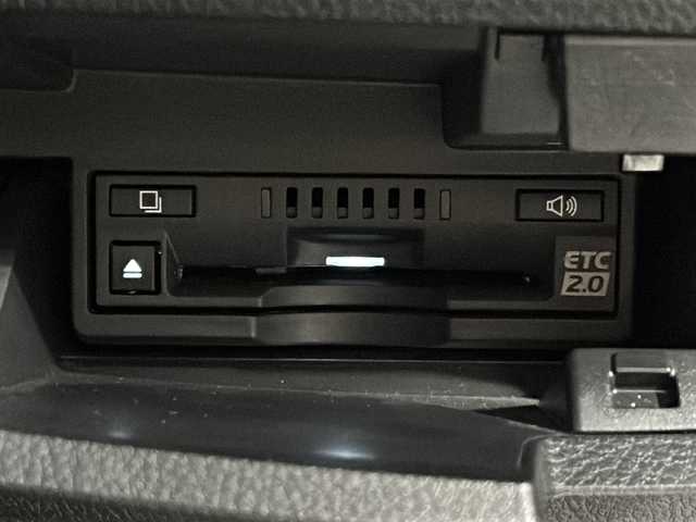 レクサス ＥＳ 300h Fスポーツ 広島県 2019(令1)年 7.6万km ホワイトノーヴァガラスフレーク 禁煙/黒革シート/レクサスセーフティ/・プリクラッシュセーフティ/・レーンディパーチャーアラート/・レーントレーシングアシスト/・オートマチックハイビーム/・先行車発進告知/・ロードサインアシスト/BSM/クリアランスソナー/ヘッドアップディスプレイ/サンルーフ/デジタルインナーミラー/純正ナビ/・フルセグ/CD/DVD/Blu-ray/BT/・USB/AUX/SD/サウンドトラック/バックカメラ/革巻きステアリング/ステアリングスイッチ/ステアリングヒーター/オートライト/シートヒーター／ベンチレーション/純正ドライブレコーダー/ＥＴＣ２．０/３眼ＬＥＤヘッドライト/シーケンシャルターンランプ/パワーシート/シートメモリー/純正フロアマット/ナンバーフレーム/純正ドアバイザー/カードキー/純正19インチアルミホイール