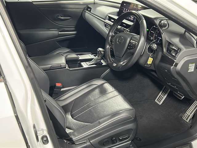 レクサス ＥＳ 300h Fスポーツ 広島県 2019(令1)年 7.6万km ホワイトノーヴァガラスフレーク 禁煙/黒革シート/レクサスセーフティ/・プリクラッシュセーフティ/・レーンディパーチャーアラート/・レーントレーシングアシスト/・オートマチックハイビーム/・先行車発進告知/・ロードサインアシスト/BSM/クリアランスソナー/ヘッドアップディスプレイ/サンルーフ/デジタルインナーミラー/純正ナビ/・フルセグ/CD/DVD/Blu-ray/BT/・USB/AUX/SD/サウンドトラック/バックカメラ/革巻きステアリング/ステアリングスイッチ/ステアリングヒーター/オートライト/シートヒーター／ベンチレーション/純正ドライブレコーダー/ＥＴＣ２．０/３眼ＬＥＤヘッドライト/シーケンシャルターンランプ/パワーシート/シートメモリー/純正フロアマット/ナンバーフレーム/純正ドアバイザー/カードキー/純正19インチアルミホイール