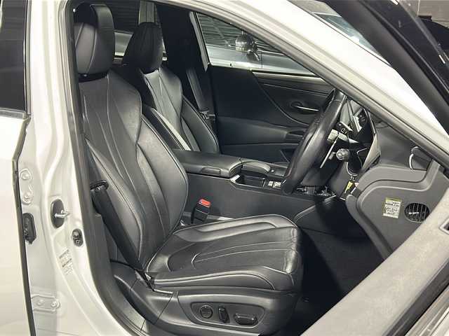 レクサス ＥＳ 300h Fスポーツ 広島県 2019(令1)年 7.6万km ホワイトノーヴァガラスフレーク 禁煙/黒革シート/レクサスセーフティ/・プリクラッシュセーフティ/・レーンディパーチャーアラート/・レーントレーシングアシスト/・オートマチックハイビーム/・先行車発進告知/・ロードサインアシスト/BSM/クリアランスソナー/ヘッドアップディスプレイ/サンルーフ/デジタルインナーミラー/純正ナビ/・フルセグ/CD/DVD/Blu-ray/BT/・USB/AUX/SD/サウンドトラック/バックカメラ/革巻きステアリング/ステアリングスイッチ/ステアリングヒーター/オートライト/シートヒーター／ベンチレーション/純正ドライブレコーダー/ＥＴＣ２．０/３眼ＬＥＤヘッドライト/シーケンシャルターンランプ/パワーシート/シートメモリー/純正フロアマット/ナンバーフレーム/純正ドアバイザー/カードキー/純正19インチアルミホイール