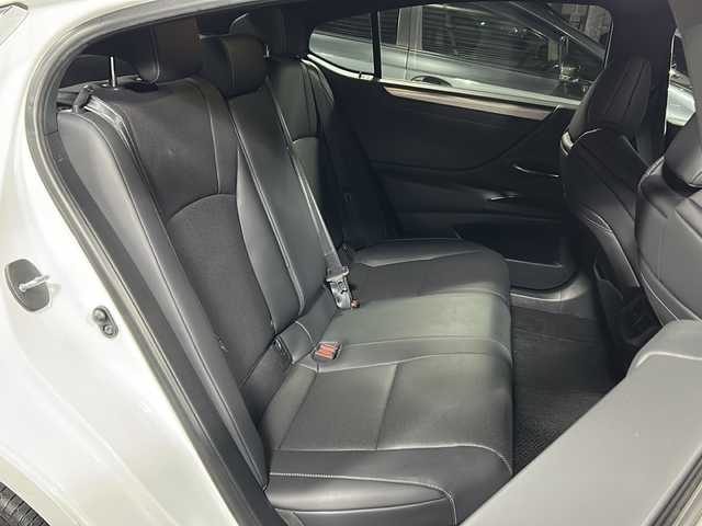 レクサス ＥＳ 300h Fスポーツ 広島県 2019(令1)年 7.6万km ホワイトノーヴァガラスフレーク 禁煙/黒革シート/レクサスセーフティ/・プリクラッシュセーフティ/・レーンディパーチャーアラート/・レーントレーシングアシスト/・オートマチックハイビーム/・先行車発進告知/・ロードサインアシスト/BSM/クリアランスソナー/ヘッドアップディスプレイ/サンルーフ/デジタルインナーミラー/純正ナビ/・フルセグ/CD/DVD/Blu-ray/BT/・USB/AUX/SD/サウンドトラック/バックカメラ/革巻きステアリング/ステアリングスイッチ/ステアリングヒーター/オートライト/シートヒーター／ベンチレーション/純正ドライブレコーダー/ＥＴＣ２．０/３眼ＬＥＤヘッドライト/シーケンシャルターンランプ/パワーシート/シートメモリー/純正フロアマット/ナンバーフレーム/純正ドアバイザー/カードキー/純正19インチアルミホイール