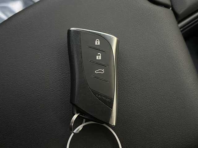 レクサス ＥＳ 300h Fスポーツ 広島県 2019(令1)年 7.6万km ホワイトノーヴァガラスフレーク 禁煙/黒革シート/レクサスセーフティ/・プリクラッシュセーフティ/・レーンディパーチャーアラート/・レーントレーシングアシスト/・オートマチックハイビーム/・先行車発進告知/・ロードサインアシスト/BSM/クリアランスソナー/ヘッドアップディスプレイ/サンルーフ/デジタルインナーミラー/純正ナビ/・フルセグ/CD/DVD/Blu-ray/BT/・USB/AUX/SD/サウンドトラック/バックカメラ/革巻きステアリング/ステアリングスイッチ/ステアリングヒーター/オートライト/シートヒーター／ベンチレーション/純正ドライブレコーダー/ＥＴＣ２．０/３眼ＬＥＤヘッドライト/シーケンシャルターンランプ/パワーシート/シートメモリー/純正フロアマット/ナンバーフレーム/純正ドアバイザー/カードキー/純正19インチアルミホイール