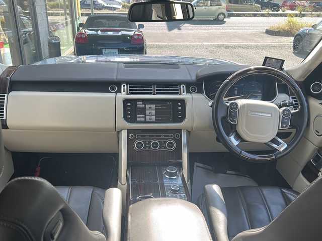 ランドローバー レンジローバー オートバイオグラフィー 埼玉県 2015(平27)年 8.1万km ユーロンホワイト メーカーナビ /(FM/AM/Bluetooth/iPod/DVD/CD/CDチェンジャー/AUX/USB/フルセグ)/ETC /バックカメラ/ドラレコ(前)/ステアリングスイッチ　/電動ステップ　/サンルーフ　/エアーサスペンション/後席モニター×2　/パワーバックドア　/マッサージシート(D/N)　/クルーズコントロール　/ステアリングヒーター　/パワーバックドア　/BSM/電格ミラー/TRC/アイドリングストップ/ダウンヒルアシスト/プッシュスタート/オートライト/パドルシフト/リバース車両検知/パワーシート・シートヒーター・エアシート(全席)/MERIDIANサウンド/ISOFIX/パーキングセンサー/純正フロア/フォグランプ/スマートキー/スペアキー/保証書/取扱説明書