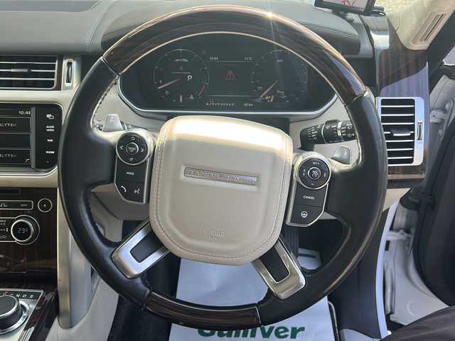 ランドローバー レンジローバー オートバイオグラフィー 埼玉県 2015(平27)年 8.1万km ユーロンホワイト メーカーナビ /(FM/AM/Bluetooth/iPod/DVD/CD/CDチェンジャー/AUX/USB/フルセグ)/ETC /バックカメラ/ドラレコ(前)/ステアリングスイッチ　/電動ステップ　/サンルーフ　/エアーサスペンション/後席モニター×2　/パワーバックドア　/マッサージシート(D/N)　/クルーズコントロール　/ステアリングヒーター　/パワーバックドア　/BSM/電格ミラー/TRC/アイドリングストップ/ダウンヒルアシスト/プッシュスタート/オートライト/パドルシフト/リバース車両検知/パワーシート・シートヒーター・エアシート(全席)/MERIDIANサウンド/ISOFIX/パーキングセンサー/純正フロア/フォグランプ/スマートキー/スペアキー/保証書/取扱説明書