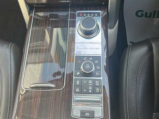 ランドローバー レンジローバー オートバイオグラフィー 埼玉県 2015(平27)年 8.1万km ユーロンホワイト メーカーナビ /(FM/AM/Bluetooth/iPod/DVD/CD/CDチェンジャー/AUX/USB/フルセグ)/ETC /バックカメラ/ドラレコ(前)/ステアリングスイッチ　/電動ステップ　/サンルーフ　/エアーサスペンション/後席モニター×2　/パワーバックドア　/マッサージシート(D/N)　/クルーズコントロール　/ステアリングヒーター　/パワーバックドア　/BSM/電格ミラー/TRC/アイドリングストップ/ダウンヒルアシスト/プッシュスタート/オートライト/パドルシフト/リバース車両検知/パワーシート・シートヒーター・エアシート(全席)/MERIDIANサウンド/ISOFIX/パーキングセンサー/純正フロア/フォグランプ/スマートキー/スペアキー/保証書/取扱説明書