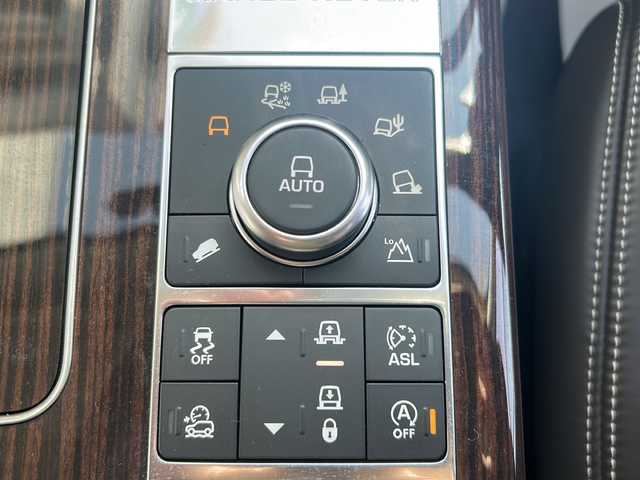 ランドローバー レンジローバー オートバイオグラフィー 埼玉県 2015(平27)年 8.1万km ユーロンホワイト メーカーナビ /(FM/AM/Bluetooth/iPod/DVD/CD/CDチェンジャー/AUX/USB/フルセグ)/ETC /バックカメラ/ドラレコ(前)/ステアリングスイッチ　/電動ステップ　/サンルーフ　/エアーサスペンション/後席モニター×2　/パワーバックドア　/マッサージシート(D/N)　/クルーズコントロール　/ステアリングヒーター　/パワーバックドア　/BSM/電格ミラー/TRC/アイドリングストップ/ダウンヒルアシスト/プッシュスタート/オートライト/パドルシフト/リバース車両検知/パワーシート・シートヒーター・エアシート(全席)/MERIDIANサウンド/ISOFIX/パーキングセンサー/純正フロア/フォグランプ/スマートキー/スペアキー/保証書/取扱説明書