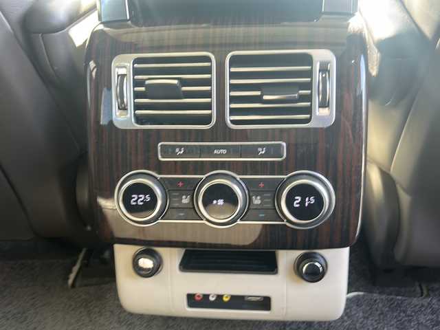 ランドローバー レンジローバー オートバイオグラフィー 埼玉県 2015(平27)年 8.1万km ユーロンホワイト メーカーナビ /(FM/AM/Bluetooth/iPod/DVD/CD/CDチェンジャー/AUX/USB/フルセグ)/ETC /バックカメラ/ドラレコ(前)/ステアリングスイッチ　/電動ステップ　/サンルーフ　/エアーサスペンション/後席モニター×2　/パワーバックドア　/マッサージシート(D/N)　/クルーズコントロール　/ステアリングヒーター　/パワーバックドア　/BSM/電格ミラー/TRC/アイドリングストップ/ダウンヒルアシスト/プッシュスタート/オートライト/パドルシフト/リバース車両検知/パワーシート・シートヒーター・エアシート(全席)/MERIDIANサウンド/ISOFIX/パーキングセンサー/純正フロア/フォグランプ/スマートキー/スペアキー/保証書/取扱説明書