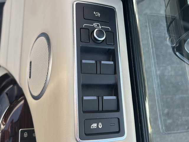 ランドローバー レンジローバー オートバイオグラフィー 埼玉県 2015(平27)年 8.1万km ユーロンホワイト メーカーナビ /(FM/AM/Bluetooth/iPod/DVD/CD/CDチェンジャー/AUX/USB/フルセグ)/ETC /バックカメラ/ドラレコ(前)/ステアリングスイッチ　/電動ステップ　/サンルーフ　/エアーサスペンション/後席モニター×2　/パワーバックドア　/マッサージシート(D/N)　/クルーズコントロール　/ステアリングヒーター　/パワーバックドア　/BSM/電格ミラー/TRC/アイドリングストップ/ダウンヒルアシスト/プッシュスタート/オートライト/パドルシフト/リバース車両検知/パワーシート・シートヒーター・エアシート(全席)/MERIDIANサウンド/ISOFIX/パーキングセンサー/純正フロア/フォグランプ/スマートキー/スペアキー/保証書/取扱説明書