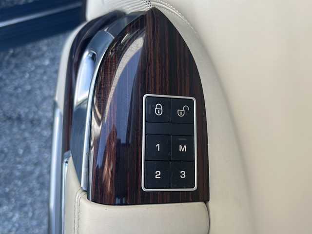 ランドローバー レンジローバー オートバイオグラフィー 埼玉県 2015(平27)年 8.1万km ユーロンホワイト メーカーナビ /(FM/AM/Bluetooth/iPod/DVD/CD/CDチェンジャー/AUX/USB/フルセグ)/ETC /バックカメラ/ドラレコ(前)/ステアリングスイッチ　/電動ステップ　/サンルーフ　/エアーサスペンション/後席モニター×2　/パワーバックドア　/マッサージシート(D/N)　/クルーズコントロール　/ステアリングヒーター　/パワーバックドア　/BSM/電格ミラー/TRC/アイドリングストップ/ダウンヒルアシスト/プッシュスタート/オートライト/パドルシフト/リバース車両検知/パワーシート・シートヒーター・エアシート(全席)/MERIDIANサウンド/ISOFIX/パーキングセンサー/純正フロア/フォグランプ/スマートキー/スペアキー/保証書/取扱説明書