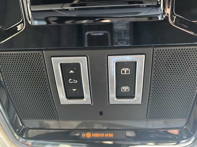 ランドローバー レンジローバー オートバイオグラフィー 埼玉県 2015(平27)年 8.1万km ユーロンホワイト メーカーナビ /(FM/AM/Bluetooth/iPod/DVD/CD/CDチェンジャー/AUX/USB/フルセグ)/ETC /バックカメラ/ドラレコ(前)/ステアリングスイッチ　/電動ステップ　/サンルーフ　/エアーサスペンション/後席モニター×2　/パワーバックドア　/マッサージシート(D/N)　/クルーズコントロール　/ステアリングヒーター　/パワーバックドア　/BSM/電格ミラー/TRC/アイドリングストップ/ダウンヒルアシスト/プッシュスタート/オートライト/パドルシフト/リバース車両検知/パワーシート・シートヒーター・エアシート(全席)/MERIDIANサウンド/ISOFIX/パーキングセンサー/純正フロア/フォグランプ/スマートキー/スペアキー/保証書/取扱説明書