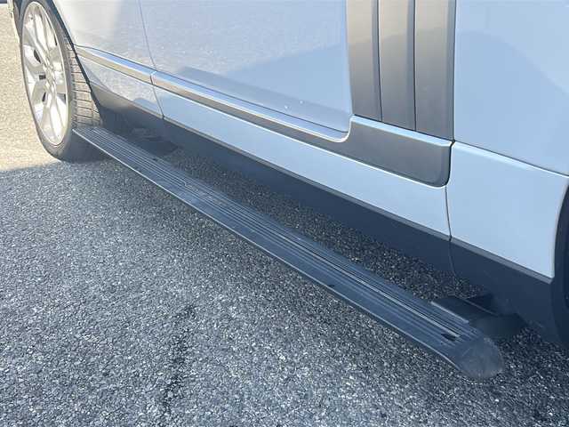 ランドローバー レンジローバー オートバイオグラフィー 埼玉県 2015(平27)年 8.1万km ユーロンホワイト メーカーナビ /(FM/AM/Bluetooth/iPod/DVD/CD/CDチェンジャー/AUX/USB/フルセグ)/ETC /バックカメラ/ドラレコ(前)/ステアリングスイッチ　/電動ステップ　/サンルーフ　/エアーサスペンション/後席モニター×2　/パワーバックドア　/マッサージシート(D/N)　/クルーズコントロール　/ステアリングヒーター　/パワーバックドア　/BSM/電格ミラー/TRC/アイドリングストップ/ダウンヒルアシスト/プッシュスタート/オートライト/パドルシフト/リバース車両検知/パワーシート・シートヒーター・エアシート(全席)/MERIDIANサウンド/ISOFIX/パーキングセンサー/純正フロア/フォグランプ/スマートキー/スペアキー/保証書/取扱説明書