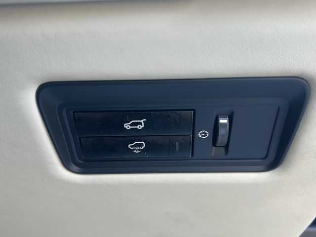 ランドローバー レンジローバー オートバイオグラフィー 埼玉県 2015(平27)年 8.1万km ユーロンホワイト メーカーナビ /(FM/AM/Bluetooth/iPod/DVD/CD/CDチェンジャー/AUX/USB/フルセグ)/ETC /バックカメラ/ドラレコ(前)/ステアリングスイッチ　/電動ステップ　/サンルーフ　/エアーサスペンション/後席モニター×2　/パワーバックドア　/マッサージシート(D/N)　/クルーズコントロール　/ステアリングヒーター　/パワーバックドア　/BSM/電格ミラー/TRC/アイドリングストップ/ダウンヒルアシスト/プッシュスタート/オートライト/パドルシフト/リバース車両検知/パワーシート・シートヒーター・エアシート(全席)/MERIDIANサウンド/ISOFIX/パーキングセンサー/純正フロア/フォグランプ/スマートキー/スペアキー/保証書/取扱説明書