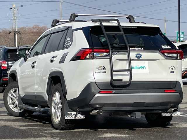トヨタ ＲＡＶ４ ハイブリットG 道央・札幌 2021(令3)年 3.9万km ホワイトパールクリスタルシャイン ４ＷＤ/ワンオーナー/サンルーフ/純正ナビ/パノラミックビューモニター/ワイパーデアイサー/革巻きステアリング/ステアリングスイッチ/レーダークルーズコントロール/ＬＥＤ/フォグ／リアフォグランプ/オートライト/オートハイビーム/ウィンカーミラー/運転席パワーシート/前席シートヒーター/プリクラッシュセーフティ/レーンキープアシスト/ブラインドスポットモニタリング/リアクロストラフィックアラート/パーキングサポートブレーキ/ロードサインアシスト/コーナーセンサー/横滑り防止装置/バグガード/バンパーガード/社外ステップ/ＴＲＤマフラー/ＴＲＤマッドフラップ/ラダー/ルーフキャリア/プッシュスタート/純正ドアバイザー/ニーエアバッグ/純正エンジンスターター