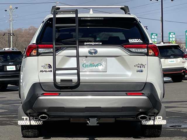 トヨタ ＲＡＶ４ ハイブリットG 道央・札幌 2021(令3)年 3.9万km ホワイトパールクリスタルシャイン ４ＷＤ/ワンオーナー/サンルーフ/純正ナビ/パノラミックビューモニター/ワイパーデアイサー/革巻きステアリング/ステアリングスイッチ/レーダークルーズコントロール/ＬＥＤ/フォグ／リアフォグランプ/オートライト/オートハイビーム/ウィンカーミラー/運転席パワーシート/前席シートヒーター/プリクラッシュセーフティ/レーンキープアシスト/ブラインドスポットモニタリング/リアクロストラフィックアラート/パーキングサポートブレーキ/ロードサインアシスト/コーナーセンサー/横滑り防止装置/バグガード/バンパーガード/社外ステップ/ＴＲＤマフラー/ＴＲＤマッドフラップ/ラダー/ルーフキャリア/プッシュスタート/純正ドアバイザー/ニーエアバッグ/純正エンジンスターター