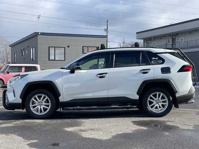 トヨタ ＲＡＶ４ ハイブリットG 道央・札幌 2021(令3)年 3.9万km ホワイトパールクリスタルシャイン ４ＷＤ/ワンオーナー/サンルーフ/純正ナビ/パノラミックビューモニター/ワイパーデアイサー/革巻きステアリング/ステアリングスイッチ/レーダークルーズコントロール/ＬＥＤ/フォグ／リアフォグランプ/オートライト/オートハイビーム/ウィンカーミラー/運転席パワーシート/前席シートヒーター/プリクラッシュセーフティ/レーンキープアシスト/ブラインドスポットモニタリング/リアクロストラフィックアラート/パーキングサポートブレーキ/ロードサインアシスト/コーナーセンサー/横滑り防止装置/バグガード/バンパーガード/社外ステップ/ＴＲＤマフラー/ＴＲＤマッドフラップ/ラダー/ルーフキャリア/プッシュスタート/純正ドアバイザー/ニーエアバッグ/純正エンジンスターター