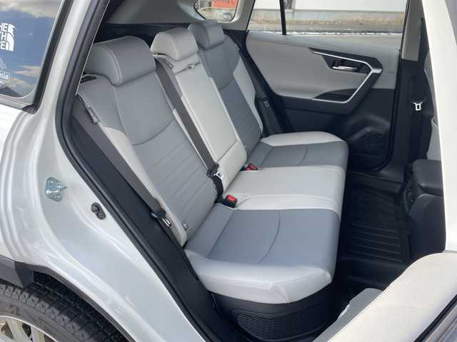 トヨタ ＲＡＶ４ ハイブリットG 道央・札幌 2021(令3)年 3.9万km ホワイトパールクリスタルシャイン ４ＷＤ/ワンオーナー/サンルーフ/純正ナビ/パノラミックビューモニター/ワイパーデアイサー/革巻きステアリング/ステアリングスイッチ/レーダークルーズコントロール/ＬＥＤ/フォグ／リアフォグランプ/オートライト/オートハイビーム/ウィンカーミラー/運転席パワーシート/前席シートヒーター/プリクラッシュセーフティ/レーンキープアシスト/ブラインドスポットモニタリング/リアクロストラフィックアラート/パーキングサポートブレーキ/ロードサインアシスト/コーナーセンサー/横滑り防止装置/バグガード/バンパーガード/社外ステップ/ＴＲＤマフラー/ＴＲＤマッドフラップ/ラダー/ルーフキャリア/プッシュスタート/純正ドアバイザー/ニーエアバッグ/純正エンジンスターター