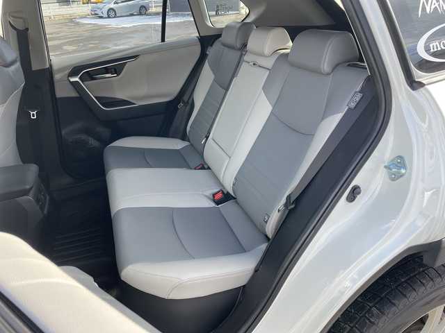 トヨタ ＲＡＶ４ ハイブリットG 道央・札幌 2021(令3)年 3.9万km ホワイトパールクリスタルシャイン ４ＷＤ/ワンオーナー/サンルーフ/純正ナビ/パノラミックビューモニター/ワイパーデアイサー/革巻きステアリング/ステアリングスイッチ/レーダークルーズコントロール/ＬＥＤ/フォグ／リアフォグランプ/オートライト/オートハイビーム/ウィンカーミラー/運転席パワーシート/前席シートヒーター/プリクラッシュセーフティ/レーンキープアシスト/ブラインドスポットモニタリング/リアクロストラフィックアラート/パーキングサポートブレーキ/ロードサインアシスト/コーナーセンサー/横滑り防止装置/バグガード/バンパーガード/社外ステップ/ＴＲＤマフラー/ＴＲＤマッドフラップ/ラダー/ルーフキャリア/プッシュスタート/純正ドアバイザー/ニーエアバッグ/純正エンジンスターター