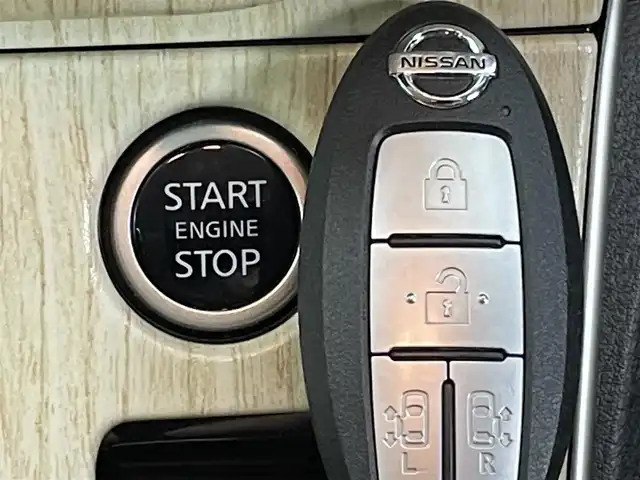 日産 セレナ ハイウェイスター V 熊本県 2022(令4)年 4.1万km ブリリアントホワイトパール 禁煙車　/純正ナビ（ＣＤ・ＤＶＤ・フルセグ・ＢＴ・ＳＤ）/全周囲カメラ　/バックカメラ/純正後席モニター　/社外前後ドライブレコーダー　/アダブティブクルーズコントロール/両側パワースライドドア　/前後クリアランスソナー/デジタルインナーミラー/プロパイロット/側方支援/後側方支援/エマージェンシーブレーキ/速度標識表示/道路標識表示/駐車支援/ふらつき警報機能/ブラインドスポットモニター/横滑り防止/アイドリングストップ/ブレーキホールド/純正フロアマット/純正16インチAW/オートライト/LEDヘッドライト/フォグランプ/スマートキー/プッシュスタート/取扱説明書