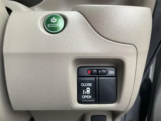 ホンダ Ｎ ＢＯＸ G ターボ Lパッケージ 東京都 2015(平27)年 6.6万km カトラリーシルバーM ワンオーナー/純正SDナビ/　フルセグTV/CD/DVD/Bluetooth/AM・FM/USB/クルーズコントロール/ビルトインETC/アイドリングストップ/横滑り防止装置/ステアリングスイッチ/パドルシフト/片側パワースライドドア/パワーステアリング/パワーウィンドウ/ドアバイザー/プッシュスタート/スマートキー×2/保証書/取扱説明書/スペアキー