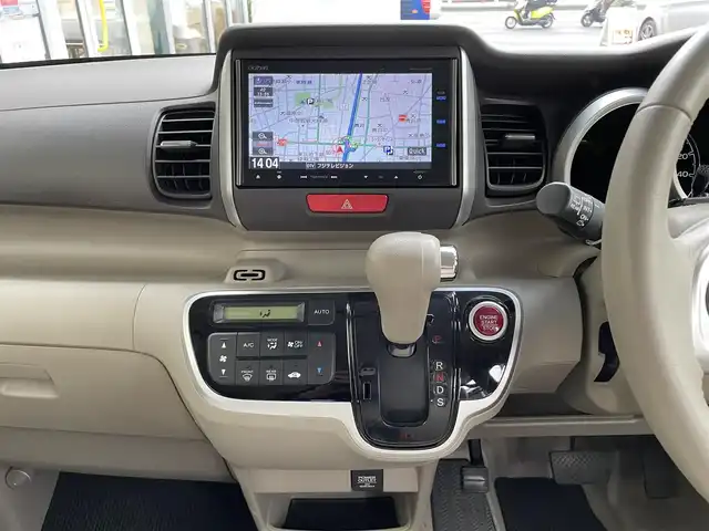 ホンダ Ｎ ＢＯＸ G ターボ Lパッケージ 東京都 2015(平27)年 6.6万km カトラリーシルバーM ワンオーナー/純正SDナビ/　フルセグTV/CD/DVD/Bluetooth/AM・FM/USB/クルーズコントロール/ビルトインETC/アイドリングストップ/横滑り防止装置/ステアリングスイッチ/パドルシフト/片側パワースライドドア/パワーステアリング/パワーウィンドウ/ドアバイザー/プッシュスタート/スマートキー×2/保証書/取扱説明書/スペアキー