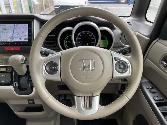 ホンダ Ｎ ＢＯＸ G ターボ Lパッケージ 東京都 2015(平27)年 6.6万km カトラリーシルバーM ワンオーナー/純正SDナビ/　フルセグTV/CD/DVD/Bluetooth/AM・FM/USB/クルーズコントロール/ビルトインETC/アイドリングストップ/横滑り防止装置/ステアリングスイッチ/パドルシフト/片側パワースライドドア/パワーステアリング/パワーウィンドウ/ドアバイザー/プッシュスタート/スマートキー×2/保証書/取扱説明書/スペアキー