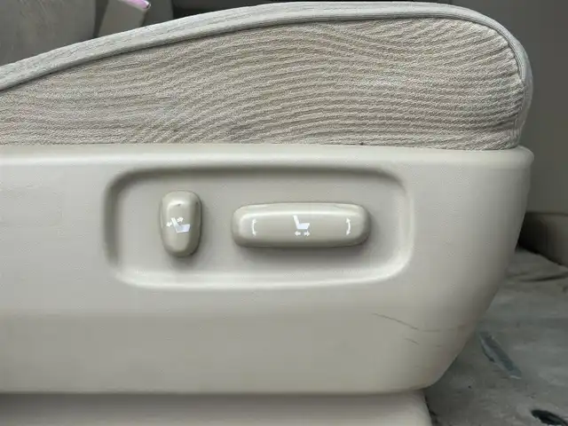 トヨタ アルファード 240G 千葉県 2012(平24)年 8.5万km シルバーM 純正ナビ/・NSZT-W61G/・CD/DVD/BT/AUX/フルセグ/両側パワースライドドア/クルーズコントロール/バックカメラ/HIDヘッドライト/オートライト/フォグライト/バックドアイージークローザー/パワーシート/ビルトインETC/スマートキー/スペアキー/純正17インチアルミホイール/防眩式ルームミラー