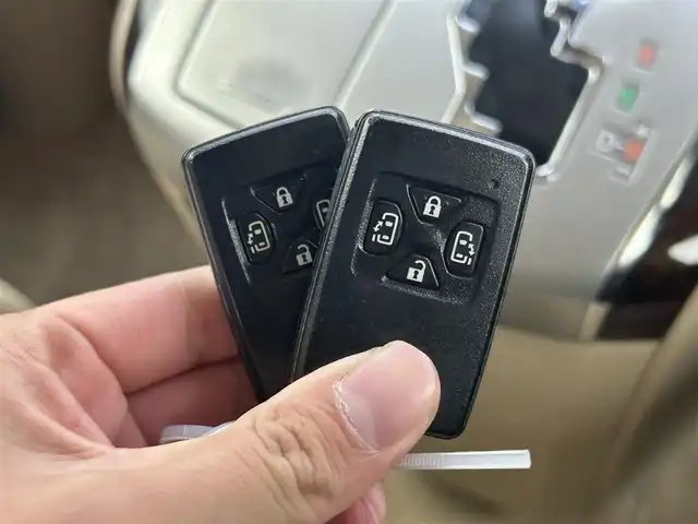 トヨタ アルファード 240G 千葉県 2012(平24)年 8.5万km シルバーM 純正ナビ/・NSZT-W61G/・CD/DVD/BT/AUX/フルセグ/両側パワースライドドア/クルーズコントロール/バックカメラ/HIDヘッドライト/オートライト/フォグライト/バックドアイージークローザー/パワーシート/ビルトインETC/スマートキー/スペアキー/純正17インチアルミホイール/防眩式ルームミラー