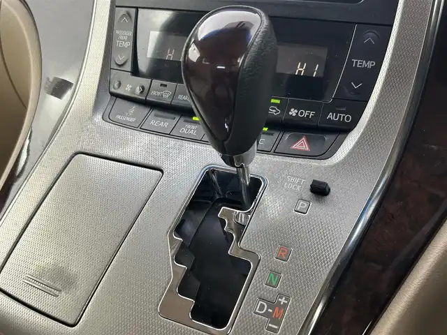 トヨタ アルファード 240G 千葉県 2012(平24)年 8.5万km シルバーM 純正ナビ/・NSZT-W61G/・CD/DVD/BT/AUX/フルセグ/両側パワースライドドア/クルーズコントロール/バックカメラ/HIDヘッドライト/オートライト/フォグライト/バックドアイージークローザー/パワーシート/ビルトインETC/スマートキー/スペアキー/純正17インチアルミホイール/防眩式ルームミラー