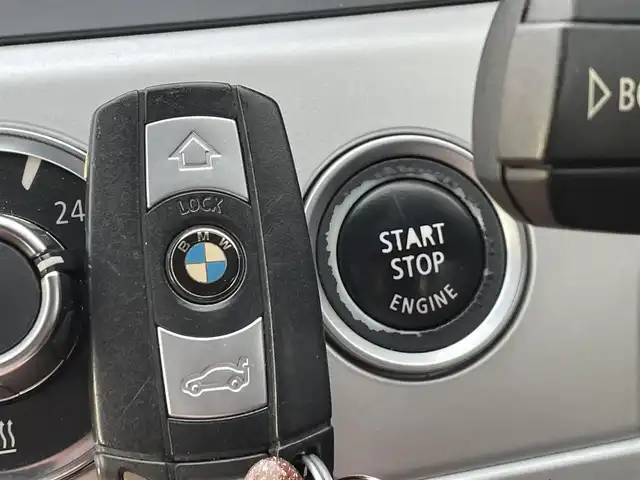 ＢＭＷ Ｚ４ sDrive20i ハイライン 静岡県 2012(平24)年 6.6万km アルピンホワイトⅢ 電動オープン/レッドレザー/ハイラインパッケージ/・電動シート/・カンザスレザーインテリア/・シートヒーター/メモリー付パワーシート/純正ナビ/(USB/AUX/CD/DVD/AM/FM)/ESC/バックカメラ/ドライビングパフォーマンスコントロール/レザーステアリング/自動防眩ルームミラー/HIDライト/純正17インチアルミホイール/純正フロアマット/オートライト/ETC/ドライブレコーダー