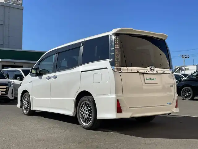 トヨタ ヴォクシー ハイブリッド ZS 煌Ⅱ 東京都 2017(平29)年 6.2万km ホワイトパールクリスタルシャイン ９型ナビ　（AVIC-RL98）/１０型後席モニター　（TVM-FW1040）/寒冷地仕様　/両側電動ドア　/ドラレコ　/ビルトインＥＴＣ　/フルセグＴＶ　/Ｂｌｕｅｔｏｏｔｈ　/純正１６インチＡＷ　/オートライト　/ＬＥＤヘッド　/DVD再生　/禁煙