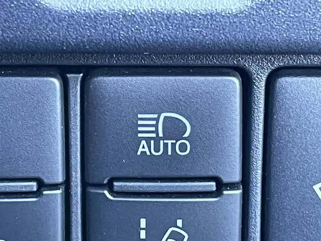 トヨタ ヴォクシー ハイブリッド ZS 煌Ⅱ 東京都 2017(平29)年 6.2万km ホワイトパールクリスタルシャイン ９型ナビ　（AVIC-RL98）/１０型後席モニター　（TVM-FW1040）/寒冷地仕様　/両側電動ドア　/ドラレコ　/ビルトインＥＴＣ　/フルセグＴＶ　/Ｂｌｕｅｔｏｏｔｈ　/純正１６インチＡＷ　/オートライト　/ＬＥＤヘッド　/DVD再生　/禁煙