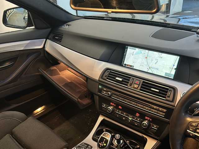 ＢＭＷ ５２３ｉ Mスポーツ 山形県 2013(平25)年 4.3万km カーボンブラックM 純正HDDナビ/バックカメラ/CD/DVD/AUX/MS/スマートキー/プッシュスタート/社外前後ドライブレコーダー/社外18インチアルミホイール/純正18インチMスポーツAW有り/ノーマルタイヤ（前後3mm）/F:245/45R18 R:275/40R18/クルーズコントロール/HIDヘッドライト/フロントフォグランプ/リアフォグランプ/ルームミラー内蔵型ETC/スペアキー×1/新車時保証書/取扱説明書