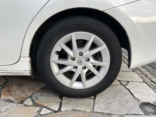 トヨタ プリウス α S 静岡県 2015(平27)年 11.2万km ホワイトパールクリスタルシャイン 純正ナビ/・FM/AM/・CD/DVD/・SD/・フルセグTV/・Bluetooth/主要装備/・バックカメラ/・ステアリングスイッチ/・サイドカーテンエアバッグ/・ＬＥＤヘッドライト/・フォグランプ/・１６インチ純正ＡＷ/・全席オートパワーウィンドウ/・ＥＴＣ/・車両接近警報装置/・ＵＳＢ電源ソケット