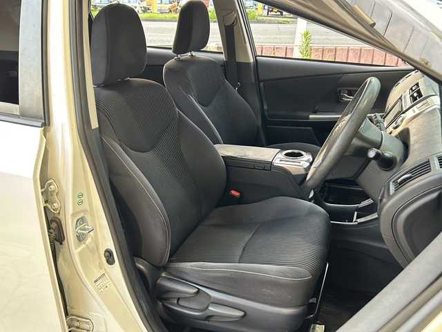 トヨタ プリウス α S 静岡県 2015(平27)年 11.2万km ホワイトパールクリスタルシャイン 純正ナビ/・FM/AM/・CD/DVD/・SD/・フルセグTV/・Bluetooth/主要装備/・バックカメラ/・ステアリングスイッチ/・サイドカーテンエアバッグ/・ＬＥＤヘッドライト/・フォグランプ/・１６インチ純正ＡＷ/・全席オートパワーウィンドウ/・ＥＴＣ/・車両接近警報装置/・ＵＳＢ電源ソケット