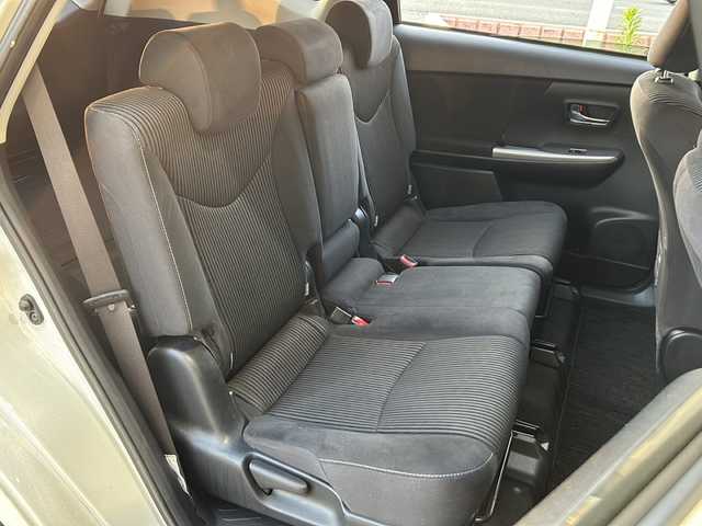 トヨタ プリウス α S 静岡県 2015(平27)年 11.2万km ホワイトパールクリスタルシャイン 純正ナビ/・FM/AM/・CD/DVD/・SD/・フルセグTV/・Bluetooth/主要装備/・バックカメラ/・ステアリングスイッチ/・サイドカーテンエアバッグ/・ＬＥＤヘッドライト/・フォグランプ/・１６インチ純正ＡＷ/・全席オートパワーウィンドウ/・ＥＴＣ/・車両接近警報装置/・ＵＳＢ電源ソケット