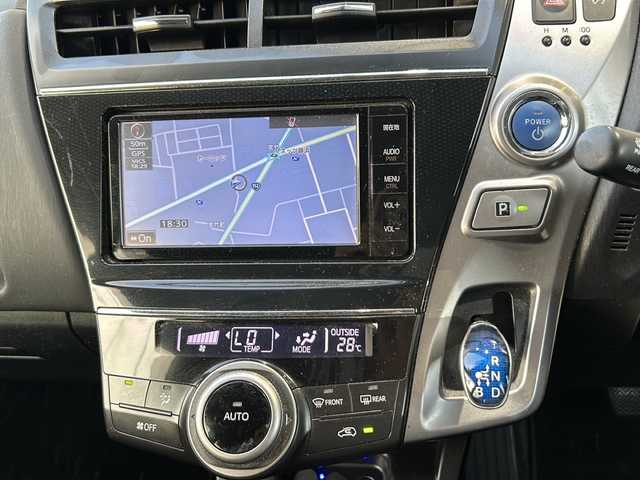 トヨタ プリウス α S 静岡県 2015(平27)年 11.2万km ホワイトパールクリスタルシャイン 純正ナビ/・FM/AM/・CD/DVD/・SD/・フルセグTV/・Bluetooth/主要装備/・バックカメラ/・ステアリングスイッチ/・サイドカーテンエアバッグ/・ＬＥＤヘッドライト/・フォグランプ/・１６インチ純正ＡＷ/・全席オートパワーウィンドウ/・ＥＴＣ/・車両接近警報装置/・ＵＳＢ電源ソケット