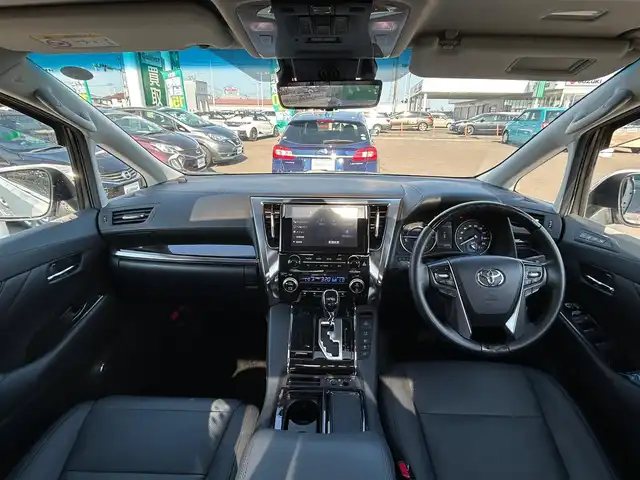 トヨタ アルファードハイブリット SR Cパッケージ 宮城県 2022(令4)年 2.5万km ホワイトパールクリスタルシャイン ツインムーンルーフ/デジタルインナーミラー/ブラインドスポットモニター/パーキングサポートブレーキ（後方接近車両）/応急用タイヤ/＝＝＝/セーフティセンス/・プリクラッシュセーフティ/・レーントレーシングアシスト/・ロードサインアシスト/・アダプティブハイビームシステム/・レーダークルーズコントロール（全車速追従機能付）/パーキングサポートブレーキ（前後方静止物）/純正フリップダウンモニター/9インチディスプレイオーディオ/・ナビ機能/・CD/DVDデッキ/・フルセグTV/・Bluetooth/・AppleCarPlay/AndroidAuto/ビルトインETC2.0/AC100V/1500Wコンセント/パワーバックドア/両側パワースライドドア/ステアリングヒーター/合皮シート/シートヒーター/ベンチレーション/パワーシート/電動パーキングブレーキ/ブレーキホールド/3眼LEDヘッドライト/フォグランプ/オートライト/スマートキー＆プッシュスタート/純正17インチAW/純正フロアマット/ドアバイザー/W/サイド/カーテンエアバッグ