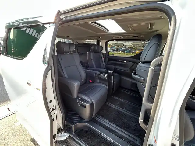トヨタ アルファードハイブリット SR Cパッケージ 宮城県 2022(令4)年 2.5万km ホワイトパールクリスタルシャイン ツインムーンルーフ/デジタルインナーミラー/ブラインドスポットモニター/パーキングサポートブレーキ（後方接近車両）/応急用タイヤ/＝＝＝/セーフティセンス/・プリクラッシュセーフティ/・レーントレーシングアシスト/・ロードサインアシスト/・アダプティブハイビームシステム/・レーダークルーズコントロール（全車速追従機能付）/パーキングサポートブレーキ（前後方静止物）/純正フリップダウンモニター/9インチディスプレイオーディオ/・ナビ機能/・CD/DVDデッキ/・フルセグTV/・Bluetooth/・AppleCarPlay/AndroidAuto/ビルトインETC2.0/AC100V/1500Wコンセント/パワーバックドア/両側パワースライドドア/ステアリングヒーター/合皮シート/シートヒーター/ベンチレーション/パワーシート/電動パーキングブレーキ/ブレーキホールド/3眼LEDヘッドライト/フォグランプ/オートライト/スマートキー＆プッシュスタート/純正17インチAW/純正フロアマット/ドアバイザー/W/サイド/カーテンエアバッグ
