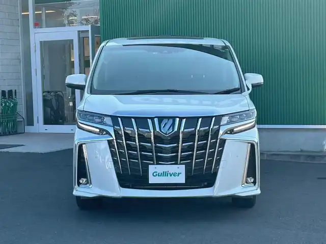 トヨタ アルファードハイブリット SR Cパッケージ 宮城県 2022(令4)年 2.5万km ホワイトパールクリスタルシャイン ツインムーンルーフ/デジタルインナーミラー/ブラインドスポットモニター/パーキングサポートブレーキ（後方接近車両）/応急用タイヤ/＝＝＝/セーフティセンス/・プリクラッシュセーフティ/・レーントレーシングアシスト/・ロードサインアシスト/・アダプティブハイビームシステム/・レーダークルーズコントロール（全車速追従機能付）/パーキングサポートブレーキ（前後方静止物）/純正フリップダウンモニター/9インチディスプレイオーディオ/・ナビ機能/・CD/DVDデッキ/・フルセグTV/・Bluetooth/・AppleCarPlay/AndroidAuto/ビルトインETC2.0/AC100V/1500Wコンセント/パワーバックドア/両側パワースライドドア/ステアリングヒーター/合皮シート/シートヒーター/ベンチレーション/パワーシート/電動パーキングブレーキ/ブレーキホールド/3眼LEDヘッドライト/フォグランプ/オートライト/スマートキー＆プッシュスタート/純正17インチAW/純正フロアマット/ドアバイザー/W/サイド/カーテンエアバッグ