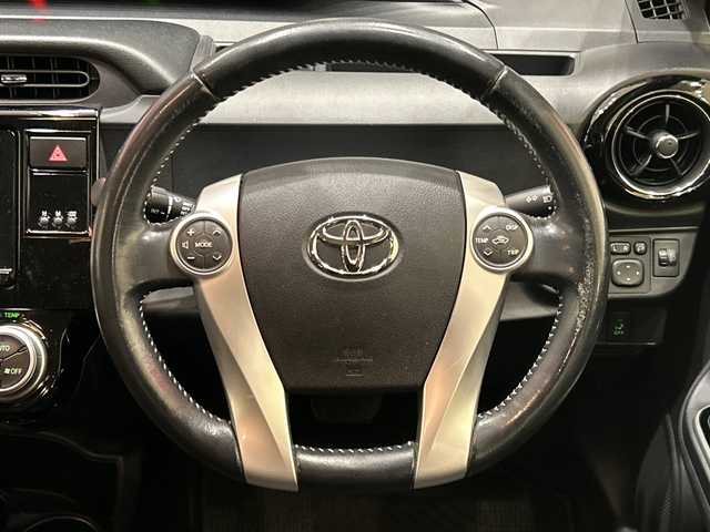 トヨタ アクア X－URBAN 埼玉県 2015(平27)年 6.8万km シルバーM 純正9インチナビ/　　CD/DVD/BT/フルセグTV/バックカメラ/ハーフレザー/オートライト/純正16インチAW/ステアリングスイッチ/ドライブレコーダー/横滑り防止/プッシュスタート/ETC/禁煙車