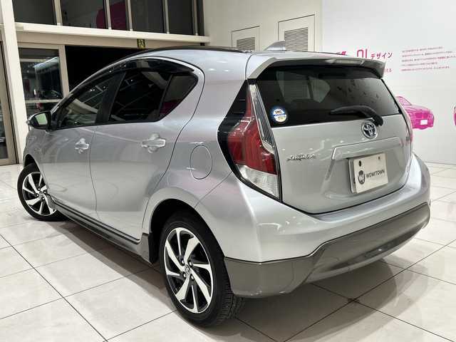 トヨタ アクア X－URBAN 埼玉県 2015(平27)年 6.8万km シルバーM 純正9インチナビ/　　CD/DVD/BT/フルセグTV/バックカメラ/ハーフレザー/オートライト/純正16インチAW/ステアリングスイッチ/ドライブレコーダー/横滑り防止/プッシュスタート/ETC/禁煙車