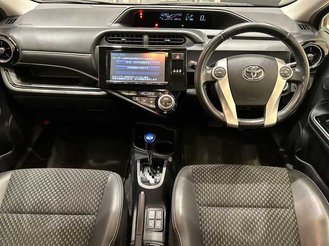 トヨタ アクア X－URBAN 埼玉県 2015(平27)年 6.8万km シルバーM 純正9インチナビ/　　CD/DVD/BT/フルセグTV/バックカメラ/ハーフレザー/オートライト/純正16インチAW/ステアリングスイッチ/ドライブレコーダー/横滑り防止/プッシュスタート/ETC/禁煙車